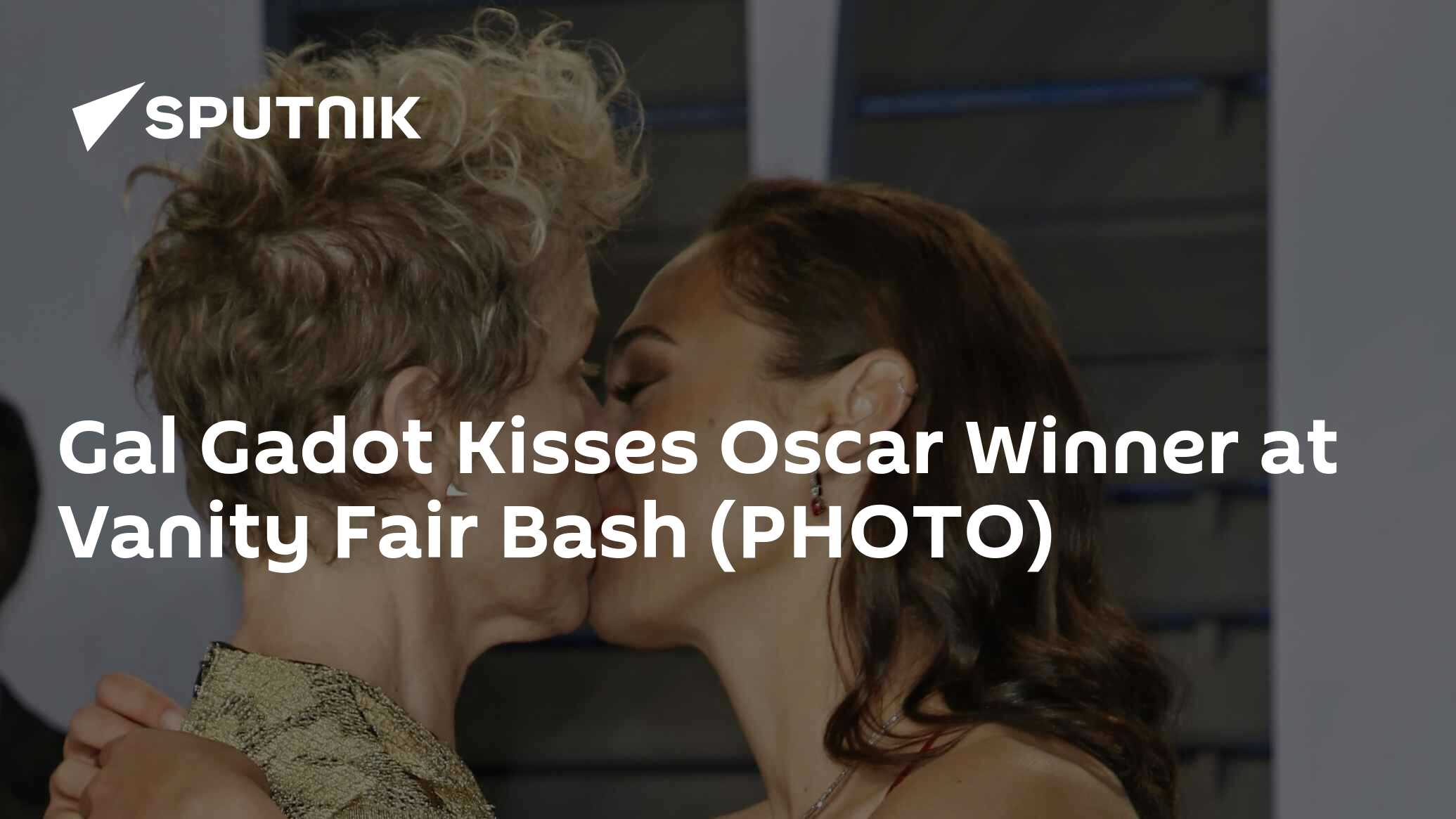 Gal Gadot Kisses Oscar Winner at Vanity Fair Bash (PHOTO) - 05.03.2018,  Sputnik International