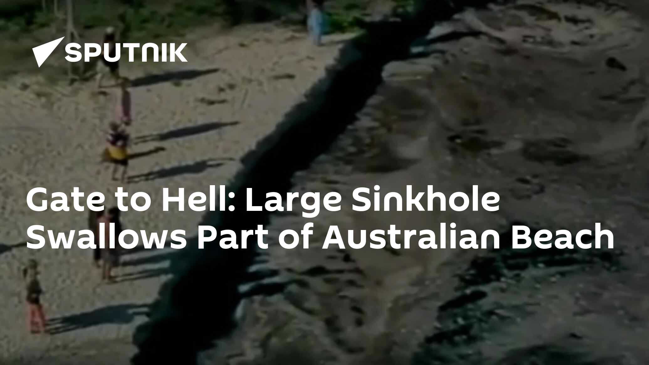 Gate to Hell Large Sinkhole Swallows Part of Australian Beach 24.09.