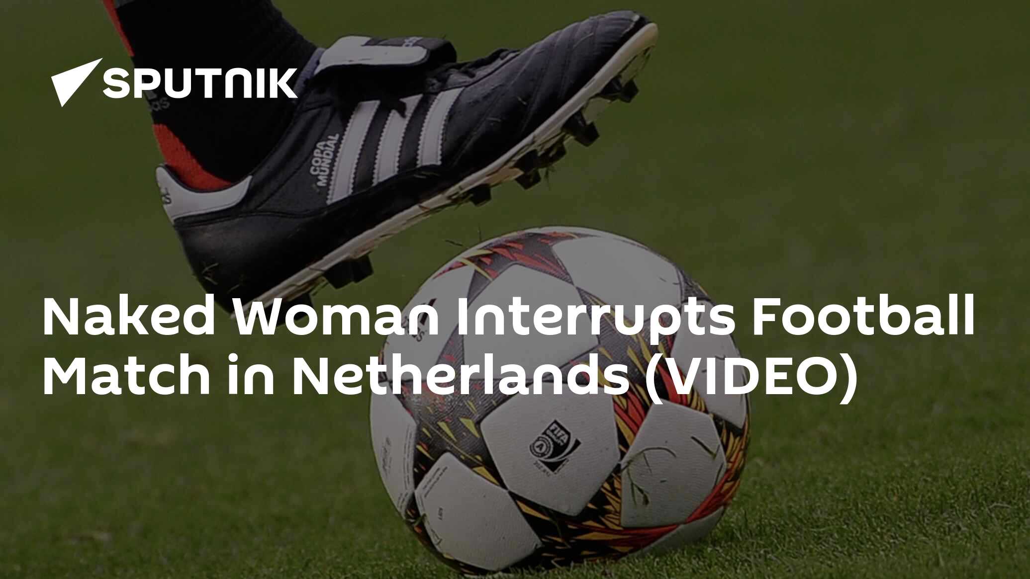 Naked Woman Interrupts Football Match in Netherlands (VIDEO) - 04.11.2018, Sputnik International