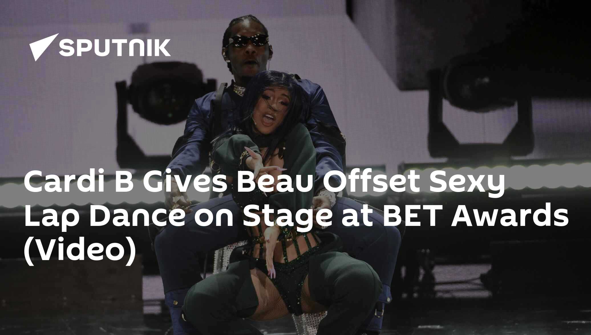 Cardi B Gives Beau Offset Sexy Lap Dance On Stage At Bet Awards Video 24062019 Sputnik