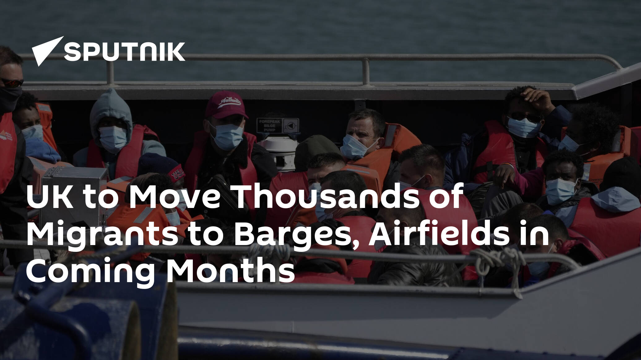 UK to Move Thousands of Migrants to Barges, Airfields in Coming Months