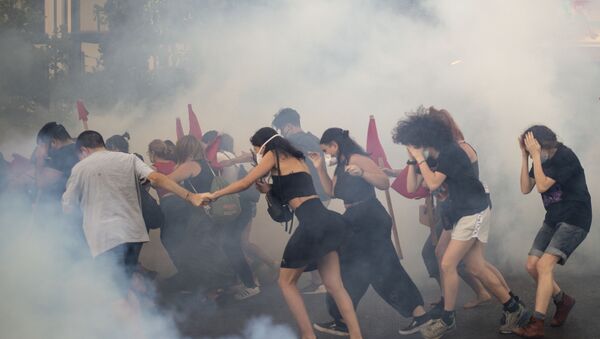 Protesters run amid tear-gas smoke outside the Greek parliament  in Athens - Sputnik International