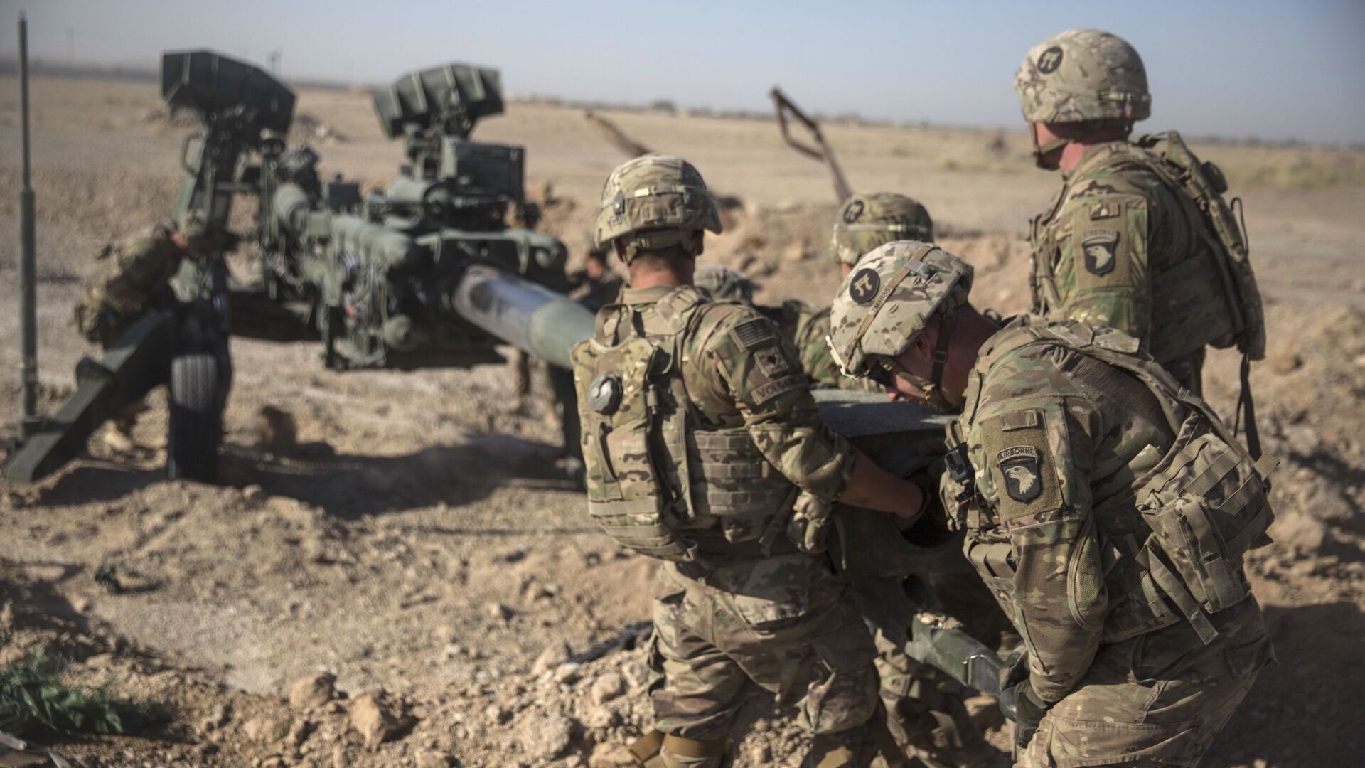 This June 10, 2017 photo provided by Operation Resolute Support, U.S. Soldiers with Task Force Iron maneuver an M-777 howitzer, so it can be towed into position at Bost Airfield, Afghanistan - Sputnik International, 1920, 05.06.2021
