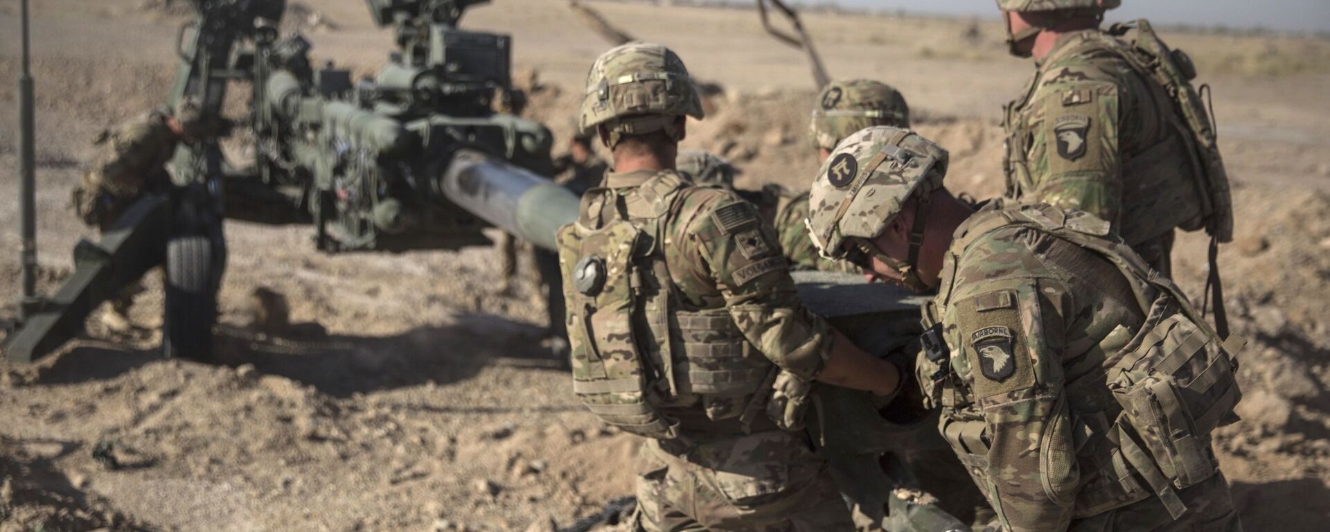 This June 10, 2017 photo provided by Operation Resolute Support, U.S. Soldiers with Task Force Iron maneuver an M-777 howitzer, so it can be towed into position at Bost Airfield, Afghanistan - Sputnik International, 1920, 17.05.2022