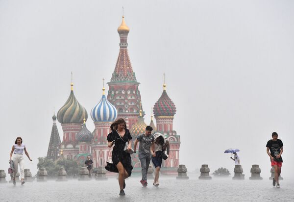 People run during heavy rain in downtown Moscow, Russia.  - Sputnik International