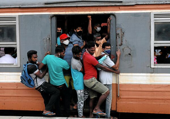 Passengers wearing protective masks travel on an overcrowded train towards the capital city, amid concerns about the spread of the coronavirus disease (COVID-19), in Colombo, Sri Lanka, 8 July 2020. - Sputnik International