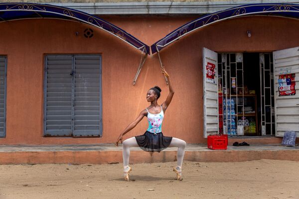 A student at the Leap of Dance Academy, Olamide Olawale, performs a dance routine on Okelola Street  in Ajangbadi, Lagos, on 3 July 2020. The Leap of Dance Academy is a ballet school in a poor district of the sprawling megacity of Lagos that aims to bring classical dance to underprivileged children in Africa's most populous nation.  - Sputnik International