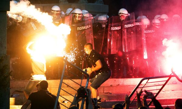Protesters clash with police in Belgrade. Riots began engulfing Belgrade after the authorities announced the introduction of a curfew from Friday to Monday due to the worsening coronavirus situation. - Sputnik International