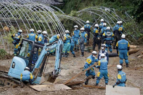 Police officers search for missing people at the site of a landslide caused by heavy rain in Tsunagi, Kumamoto Prefecture, southern Japan, in this photo taken by Kyodo on 7 July 2020. - Sputnik International