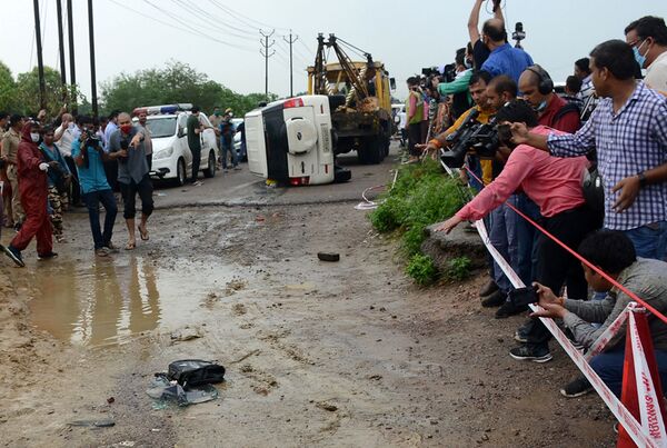 Indian Cops Blame Stray Cattle for Road Crash That Let Dreaded Gangster Vikas Dubey Flee, Get Killed - Sputnik International