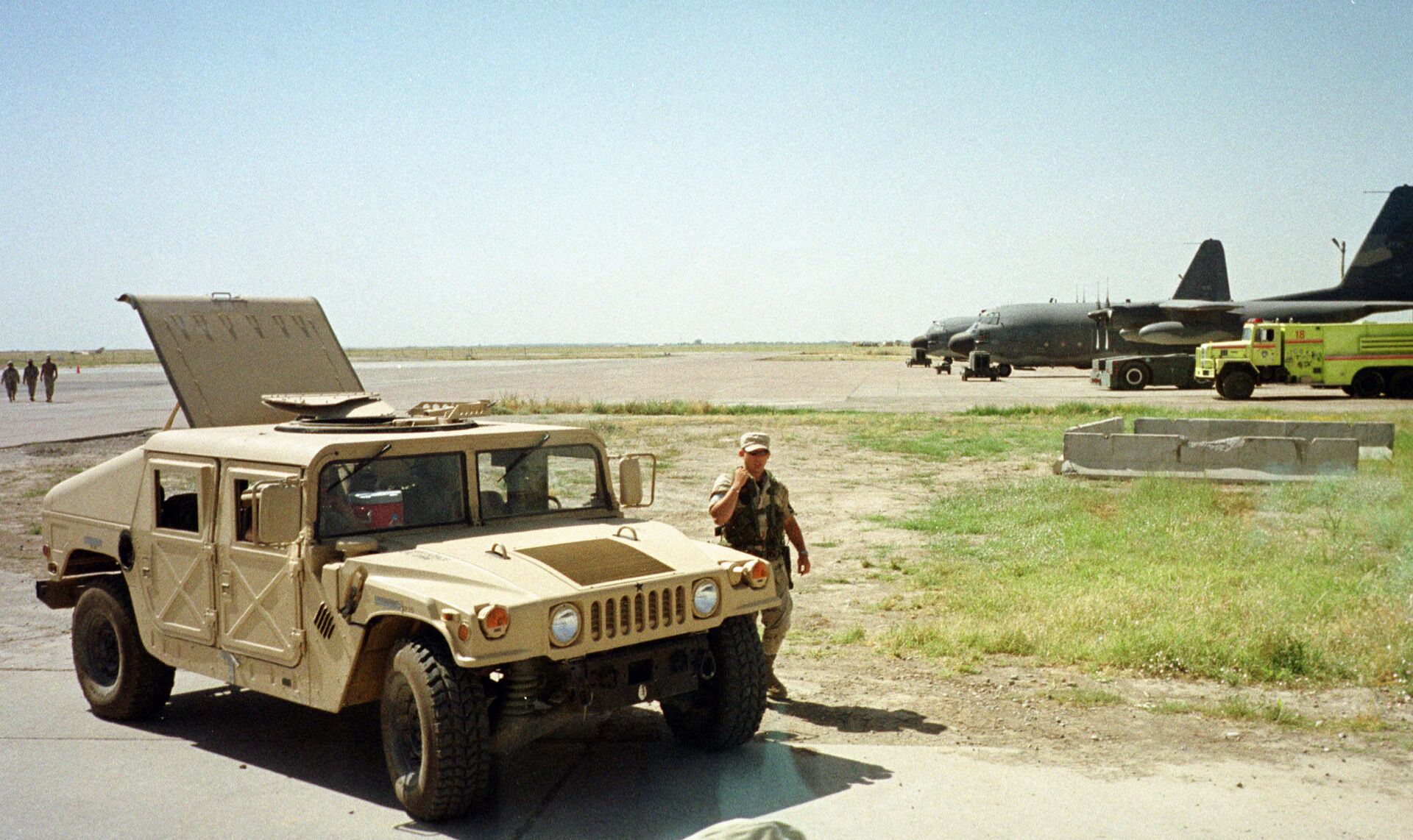 U.S. Army soldier walks past a Humvee vehicle at the Karshi-Khanabad air base, Uzbekistan, in this Tuesday, May 28, 2002 - Sputnik International, 1920, 13.04.2022