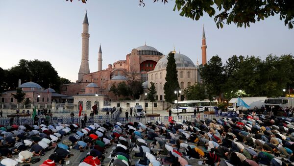 Muslims gather for evening prayers in front of the Hagia Sophia or Ayasofya - Sputnik International