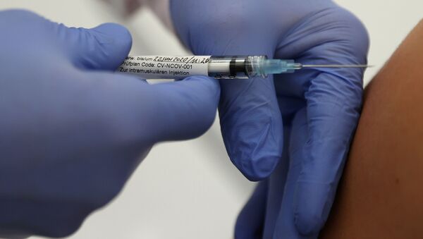 Professor Gottfried Kremsner injects a vaccination against the coronavirus disease (COVID-19) from German biotechnology company CureVac to a volunteer at the start of a clinical test series at his tropical institute of the university clinic in Tuebingen, Germany, 22 June 2020. - Sputnik International