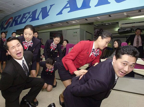 Korean Airline stewardess tackle their colleagues acting as unruly passengers during a martial art training in Seoul, 21 March 2001 - Sputnik International
