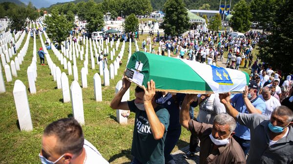 Men carry a coffin at a graveyard during a mass funeral in Potocari near Srebrenica, Bosnia and Herzegovina July 11, 2020 - Sputnik International