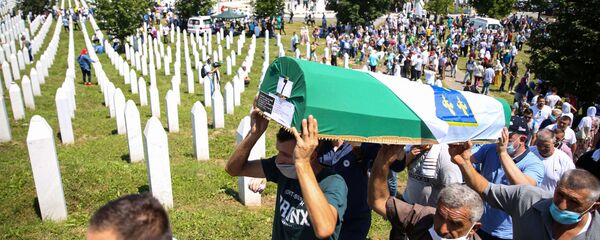 Men carry a coffin at a graveyard during a mass funeral in Potocari near Srebrenica, Bosnia and Herzegovina July 11, 2020 - Sputnik International
