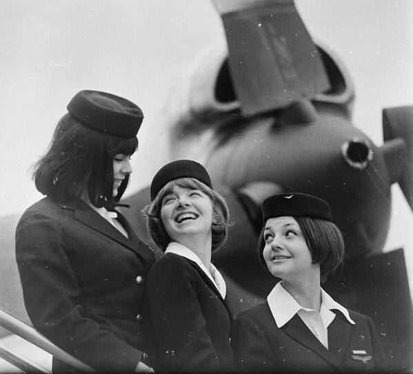 The Sky is the Limit! Stunning Vintage Flight Attendants That Make Airlines Look Like Heaven - Sputnik International