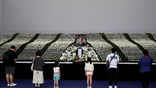 People stand and pay their respects at a memorial altar for late Seoul Mayor Park Won-soon at Seoul City Hall Plaza in Seoul, South Korea 11 July 2020 - Sputnik International