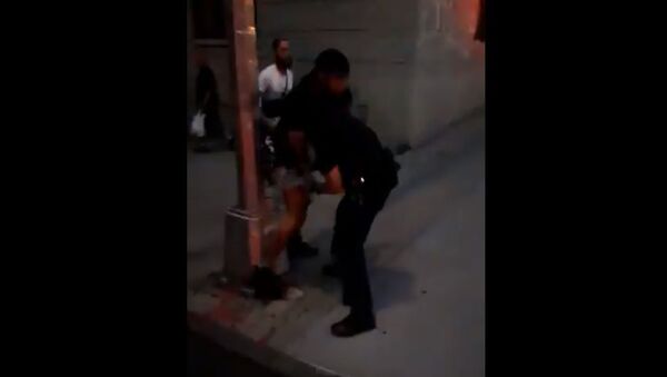 An unidentified protester gets NYPD police officer in a headlock - Sputnik International