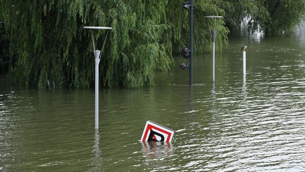A sign is seen submerged in floodwaters on the bank of the Yangtze River in Nanjing in China's eastern Jiangsu province on July 12, 2020. - Various parts of China have been hit by continuous downpours since June, with the damage adding pressure to a domestic economy already hit by the coronavirus pandemic.  - Sputnik International