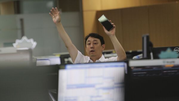 A currency trader gestures at the foreign exchange dealing room of the KEB Hana Bank headquarters in Seoul, South Korea, Thursday, July 9, 2020. - Sputnik International