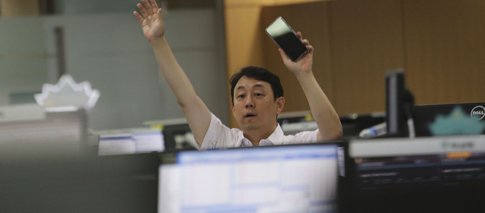 A currency trader gestures at the foreign exchange dealing room of the KEB Hana Bank headquarters in Seoul, South Korea, Thursday, July 9, 2020. - Sputnik International, 1920, 07.09.2020