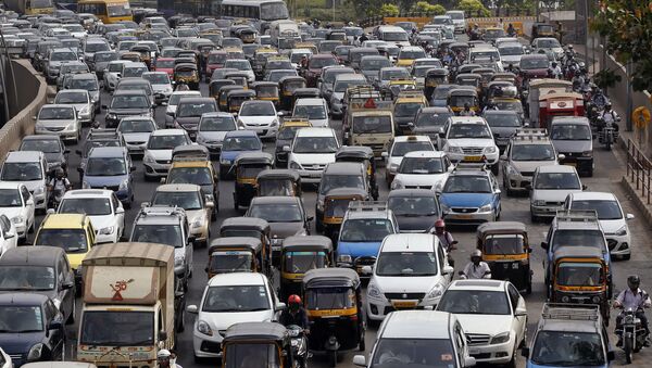 Traffic clogs a road in Mumbai, India (File) - Sputnik International