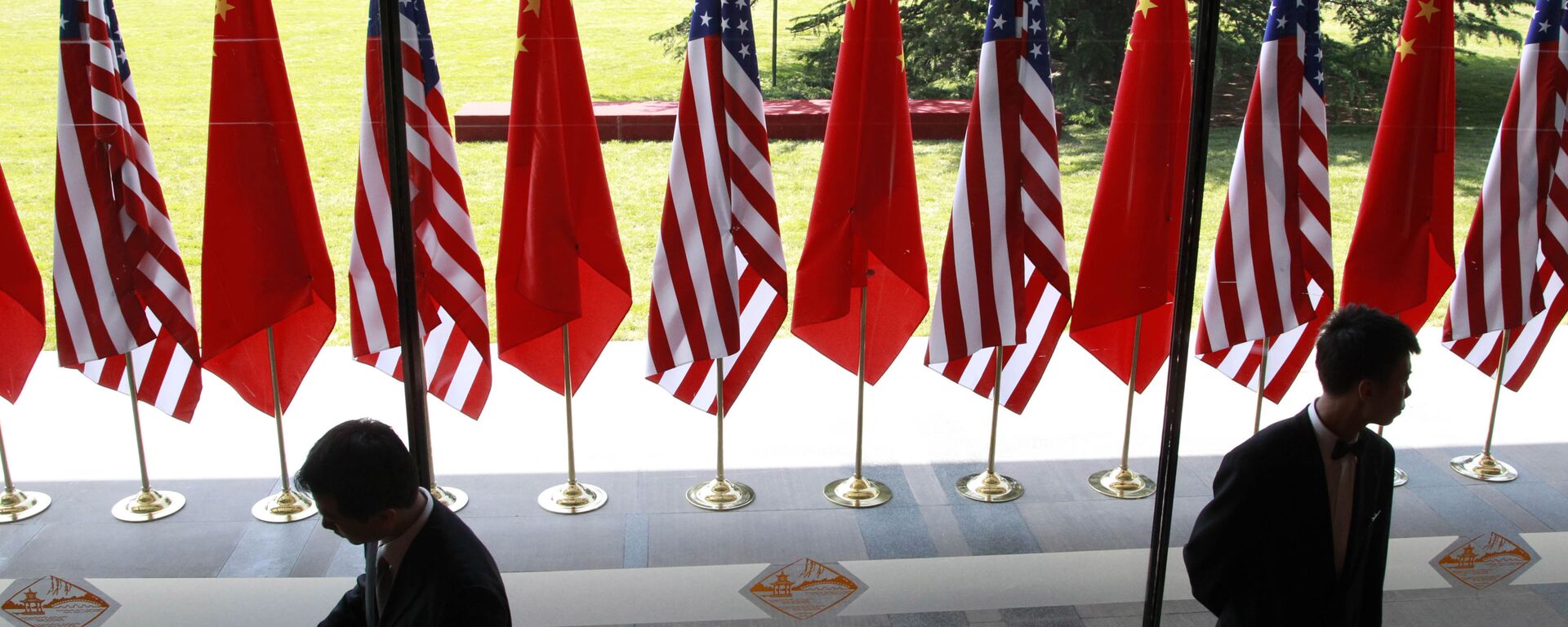 Chinese and US national flags are posted for the opening ceremony of the U.S.- China Strategic and Economic Dialogue at The Diaoyutai state guesthouse in Beijing Thursday, May 3, 2012 - Sputnik International, 1920, 26.12.2020