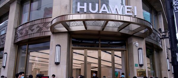 People stand in line in front of Huawei's new flagship store, as it officially opens in Shanghai, following the coronavirus disease (COVID-19) outbreak, China, June 24, 2020 - Sputnik International