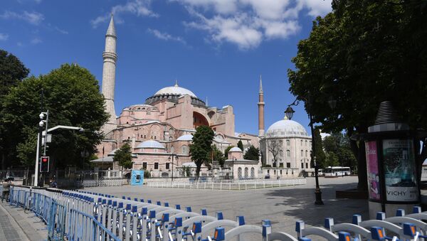A picture taken on July 11, 2020 shows police fences set up around Hagia Sophia in Istanbul, a day after a top Turkish court revoked the sixth-century Hagia Sophia's status as a museum, clearing the way for it to be turned back into a mosque. - President Recep Tayyip Erdogan on July 11 rejected worldwide condemnation over Turkey's decision to convert the Byzantine-era monument Hagia Sophia back into a mosque, saying it represented his country's will to use its sovereign rights.  - Sputnik International