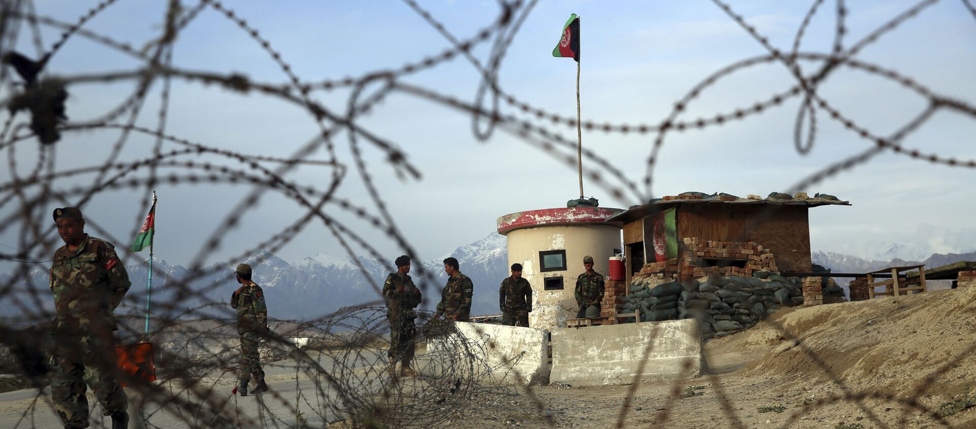 Afghan National Army soldiers stand guard at a checkpoint near the Bagram base in northern Kabul, Afghanistan, Wednesday, April 8, 2020 - Sputnik International, 1920, 02.07.2021