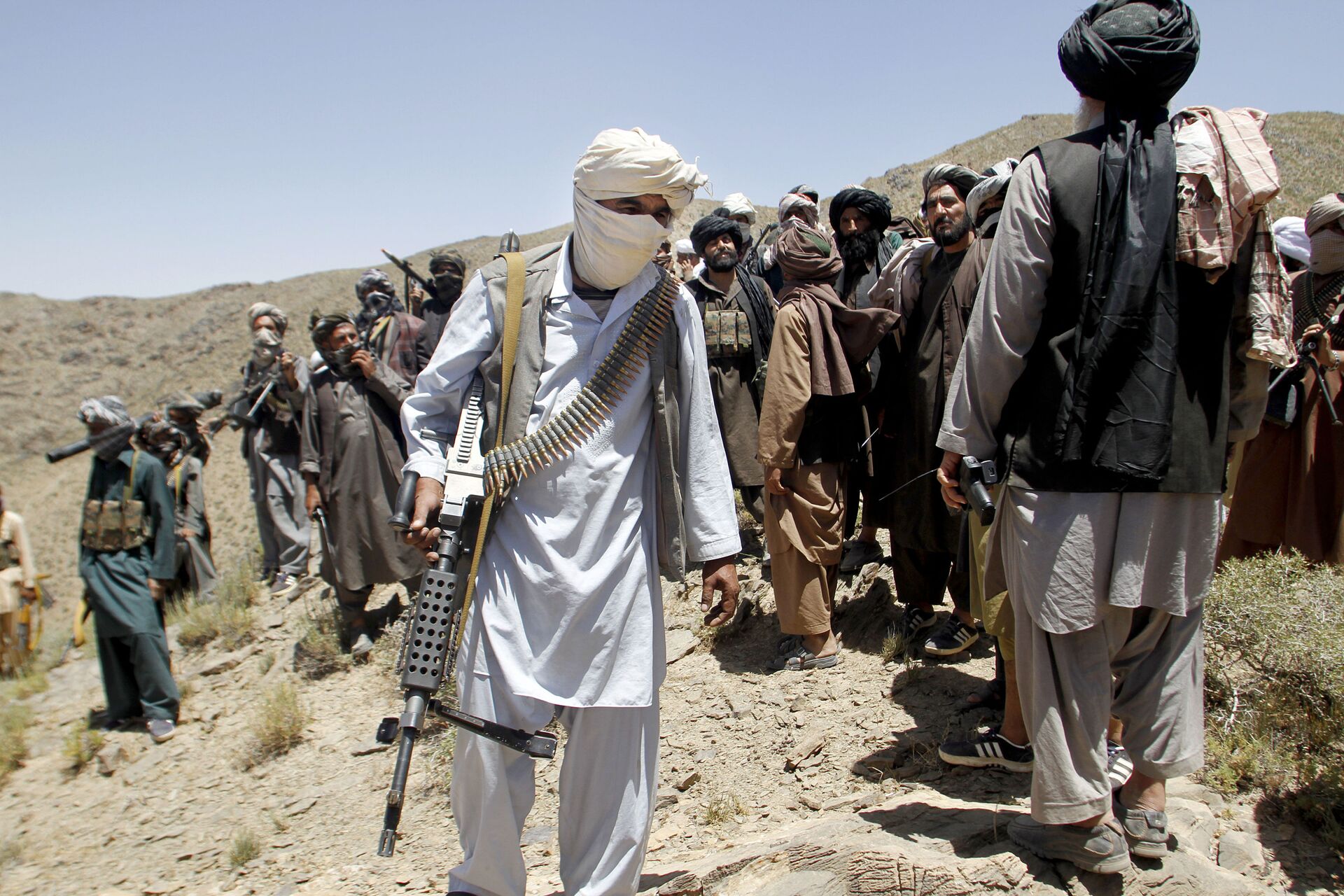 In this Friday, May 27, 2016 photo, members of a breakaway faction of the Taliban fighters walks during a gathering, in Shindand district of Herat province, Afghanistan - Sputnik International, 1920, 07.09.2021