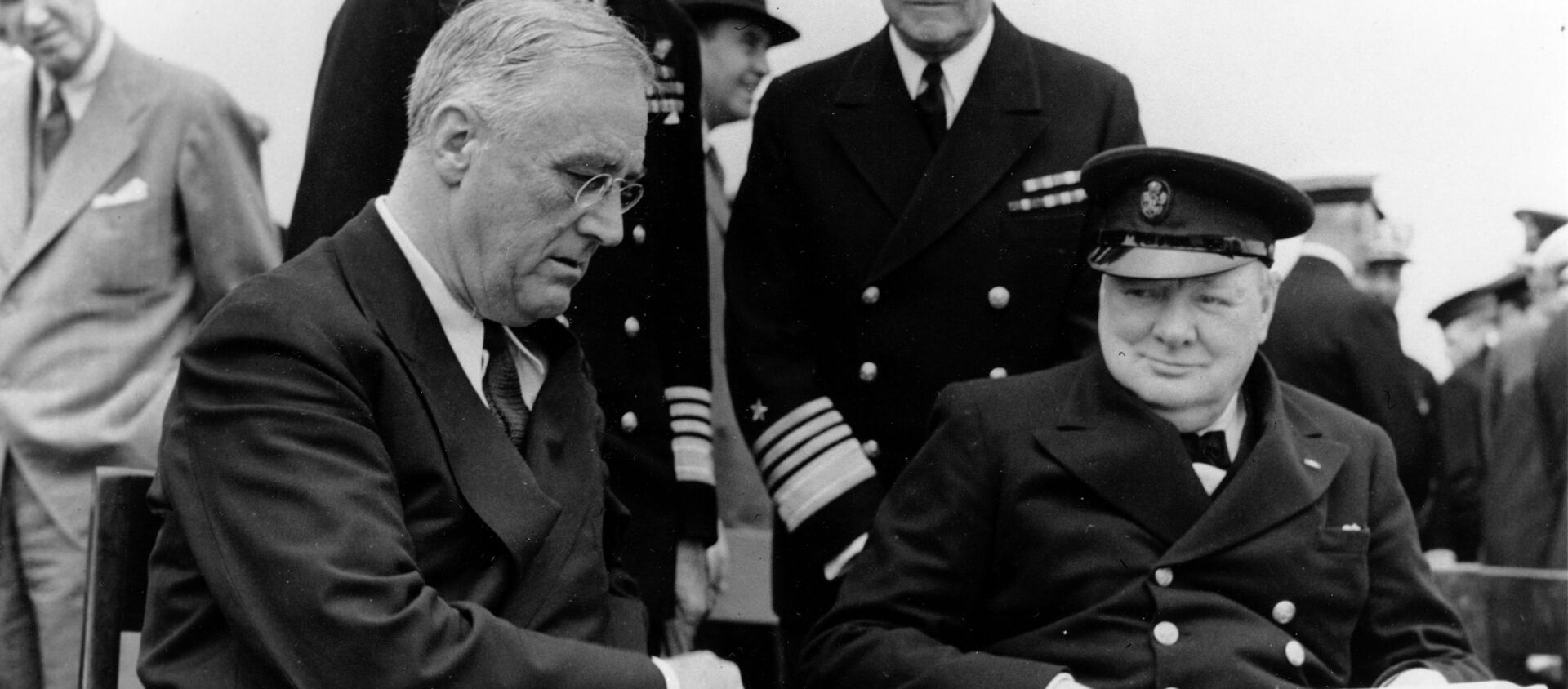 Президент США Франклин Д. Рузвельт и премьер-министр Великобритании Уинстон Черчилль на военно-морской базе Арджентия, 1941 год - Sputnik International, 1920, 06.04.2021