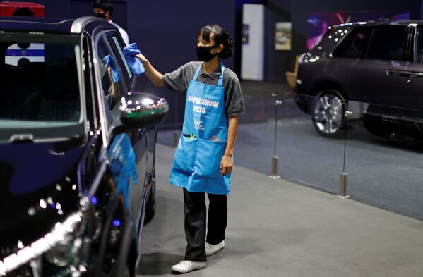 A staff member cleans a vehicle during the media day of the 41st Bangkok International Motor Show after the Thai government eased measures to prevent the spread of the coronavirus disease (COVID-19) in Bangkok, Thailand July 14, 2020.  - Sputnik International