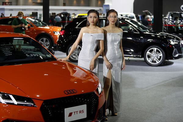 Models wearing face shields pose with an Audi TT RS Coupe during the media day of the 41st Bangkok International Motor Show after the Thai government eased measures to prevent the spread of the coronavirus disease (COVID-19) in Bangkok, Thailand July 14, 2020.  - Sputnik International
