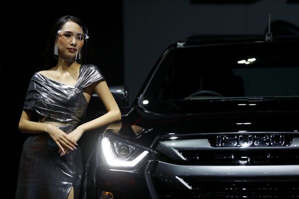 A model leans against an Isuzu vehicle during the media day of the 41st Bangkok International Motor Show after the Thai government eased measures to prevent the spread of the coronavirus disease (COVID-19) in Bangkok, Thailand July 14, 2020.  - Sputnik International