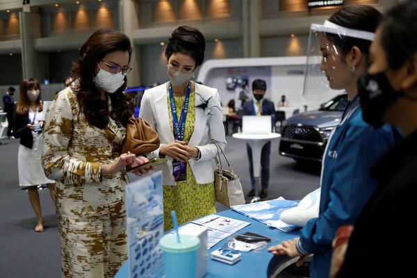 Customers are seen during the media day of the 41st Bangkok International Motor Show after the Thai government eased measures to prevent the spread of the coronavirus disease (COVID-19) in Bangkok, Thailand July 14, 2020. - Sputnik International