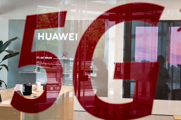 Pompeo Says US Will Impose Sanctions on Some Huawei Employees Pompeo Says US Will Impose Sanctions on Some Huawei Employees - Sputnik International