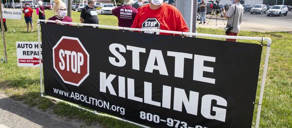 Protesters against the death penalty gather in Terre Haute, Ind., Monday, July 13, 2020 - Sputnik International