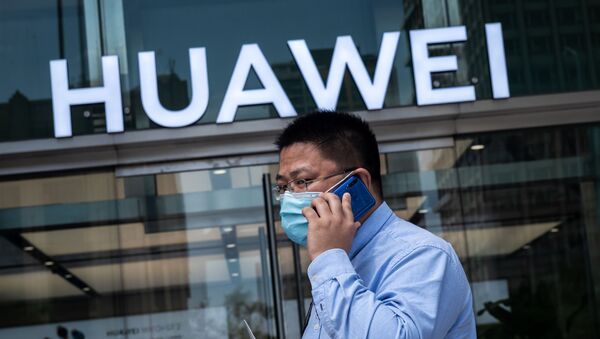 In this file photo taken on May 25, 2020 a man walks past a shop for Chinese telecoms giant Huawei in Beijing, China. - Sputnik International