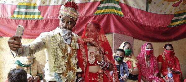 Couple Sachin Chandaliya and SonIya Bohat take a selfie after getting married at a marriage bureau at Bandra in Mumbai, India, Monday, June 15, 2020 Couple Sachin Chandaliya and SonIya Bohat take a selfie after getting married at a marriage bureau at Bandra in Mumbai, India, Monday, June 15, 2020 - Sputnik International