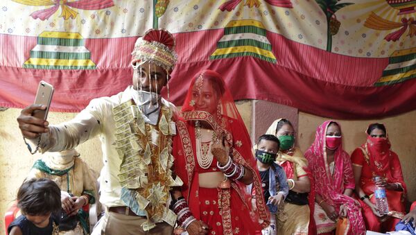 Couple Sachin Chandaliya and SonIya Bohat take a selfie after getting married at a marriage bureau at Bandra in Mumbai, India, Monday, June 15, 2020 - Sputnik International
