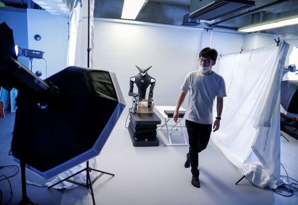 A staff member of the Telexistence company during preparations ahead of unveiling a shelf-stacking avatar robot in Tokyo, Japan on 3 July, 2020  - Sputnik International