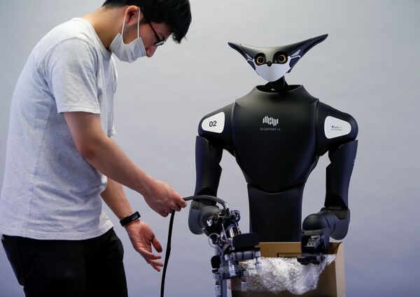 A staff member of Telexistence checks the company's shelf-stacking avatar robot during a photo opportunity ahead of its unveiling in Tokyo, Japan on 3 July 2020.  - Sputnik International