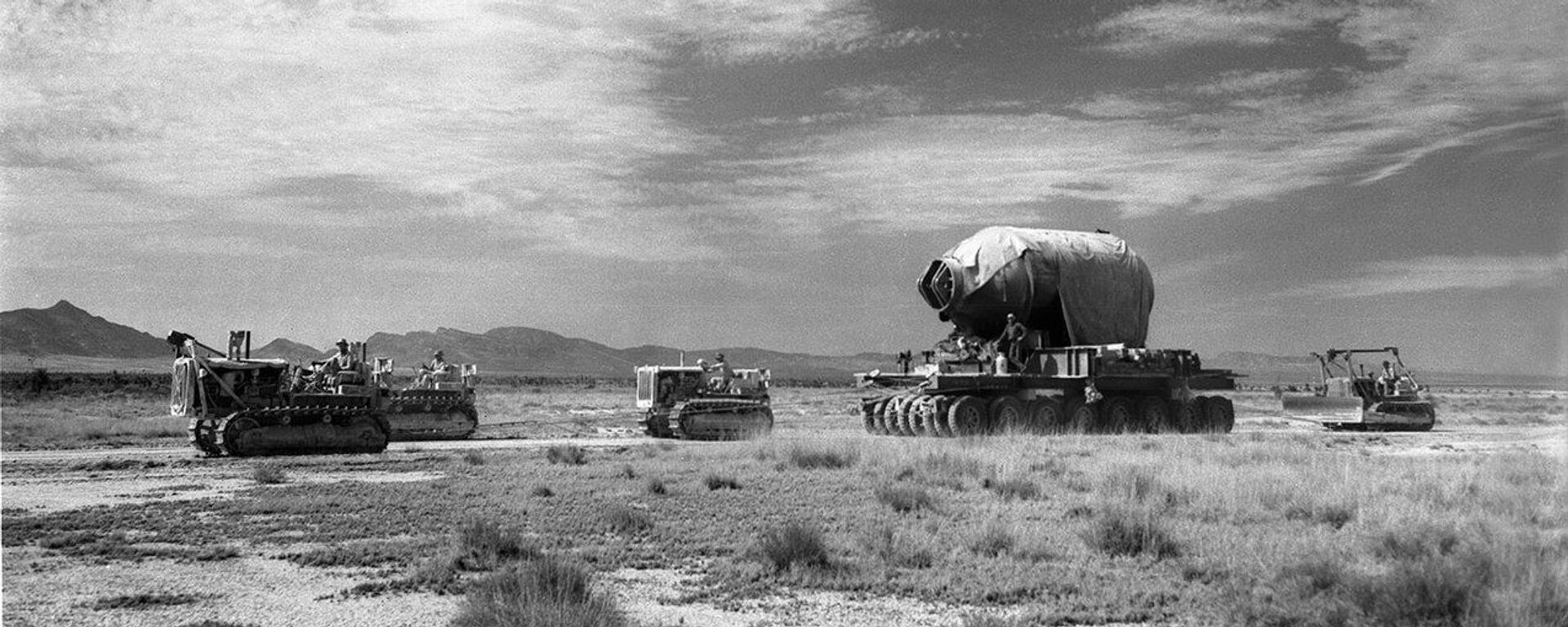 JUMBO, a 120-ton steel vessel designed to contain the explosion of the Trinity bomb's high explosive and permit recovery of the active material in case on nuclear failure, is delivered to the test site in Alamogordo, New Mexico, on July 16, 1945. However, JUMBO was never used for this purpose. - Sputnik International, 1920, 17.09.2020