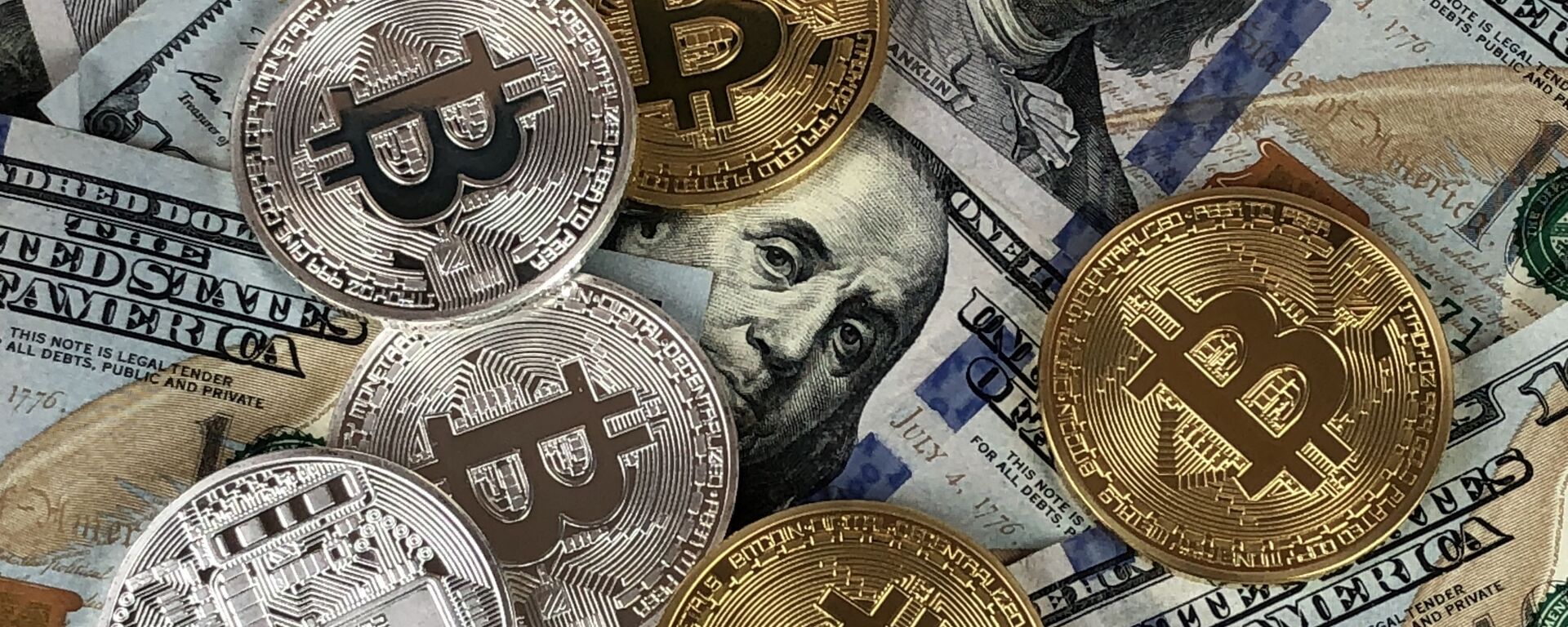 US $100 notes, physical Bitcoin, cryptocurrency - Sputnik International, 1920, 20.12.2021