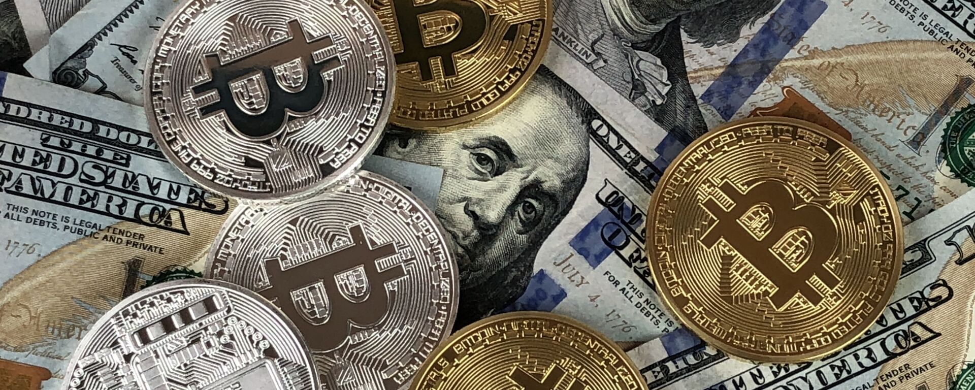 US $100 notes, physical Bitcoin, cryptocurrency - Sputnik International, 1920, 19.01.2023