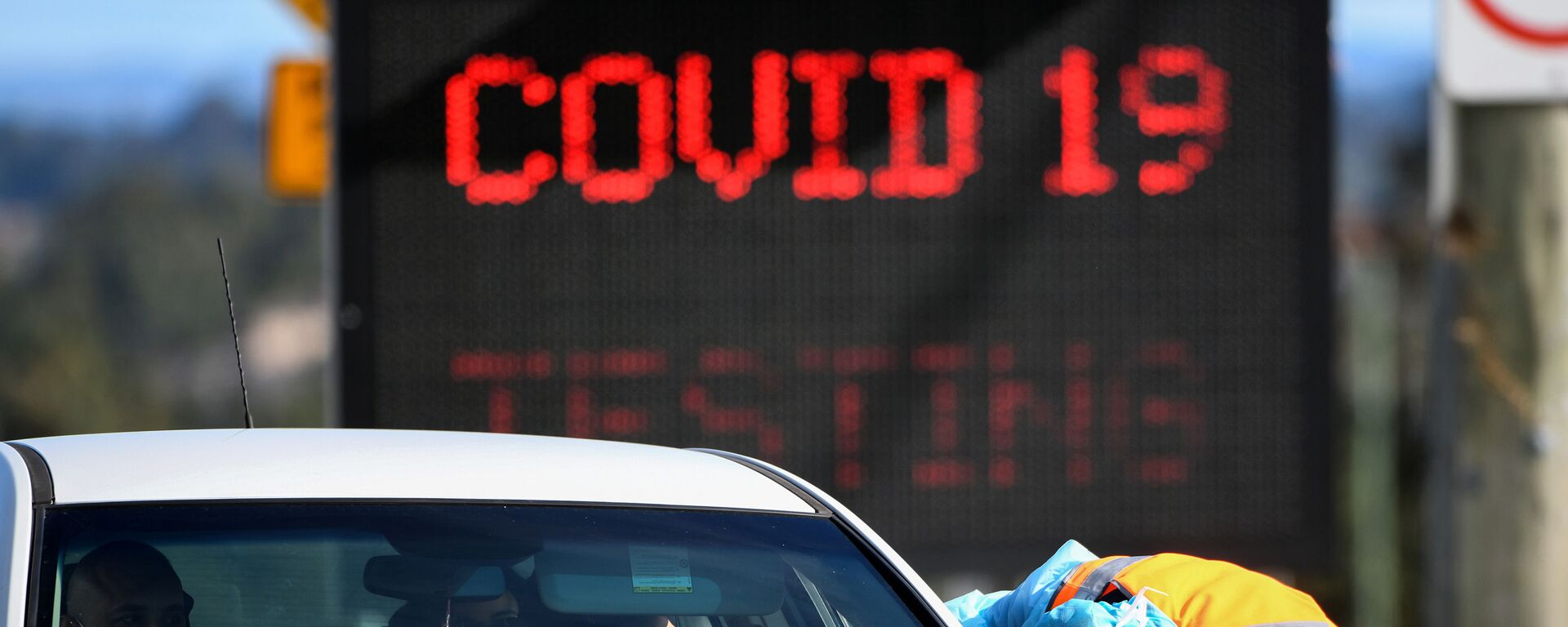 A member of the public is seen getting a test for the coronavirus disease (COVID-19) at the Crossroads Hotel testing centre following a cluster of infections in Sydney, Australia, July 16, 2020 - Sputnik International, 1920