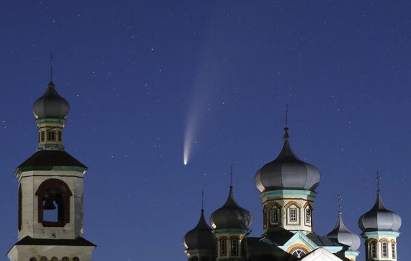 The comet Neowise or C/2020 F3 is seen behind an Orthodox church over the Turrets, Belarus, 110 kilometres (69 miles) west of capital Minsk, early Tuesday, July 14, 2020 - Sputnik International