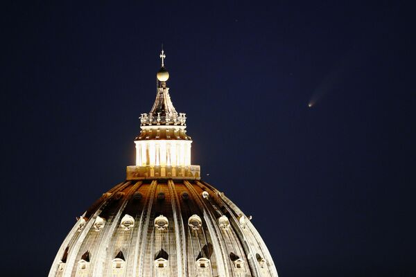The Comet C/2020 or Neowise is seen in the sky behind the dome of St. Peter's Basilica in Rome, Italy, July 13, 2020 - Sputnik International